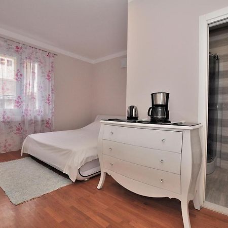 Bedroom With Bathroom Shower Split Exterior foto