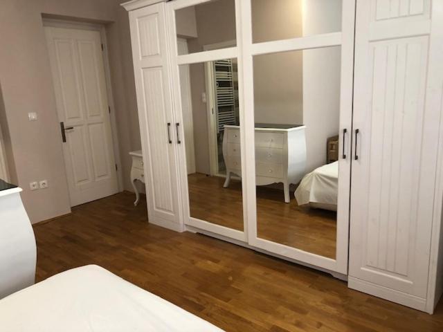 Bedroom With Bathroom Shower Split Exterior foto