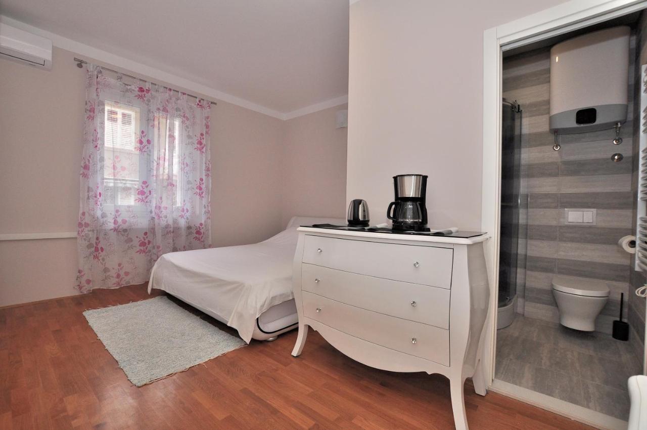Bedroom With Bathroom Shower Split Exterior foto